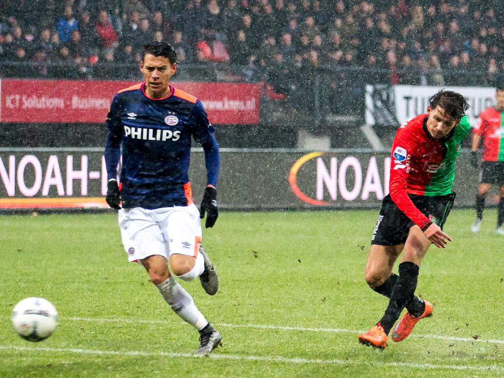 Joey Sleegers (r.) is door zijn NEC-medespelers in stelling gebracht om op het doel te schieten. Héctor Moreno (l.) van PSV kan alleen maar toekijken. (14-02-2016)