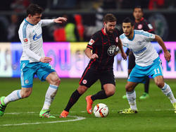 Frankfurts Marc Stendera setzt sich im Spiel gegen den FC Schalke gegen Pierre-Emile Højbjerg (li.) und Younès Belhanda durch und findet einen Weg, die beiden Königsblauen auszutanzen.