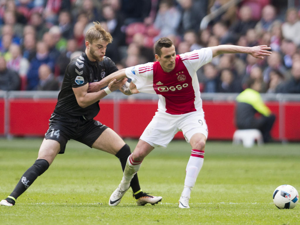 Timo Letschert (l.) begaat een overtreding op Arkadiusz Milik tijdens Ajax - FC Utrecht. (17-04-2016)