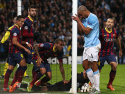 De bal wil er niet in tegen FC Barcelona. Manchester City-verdediger Vincent Kompany baalt opzichtig na een gemiste kans. (18-2-2014)