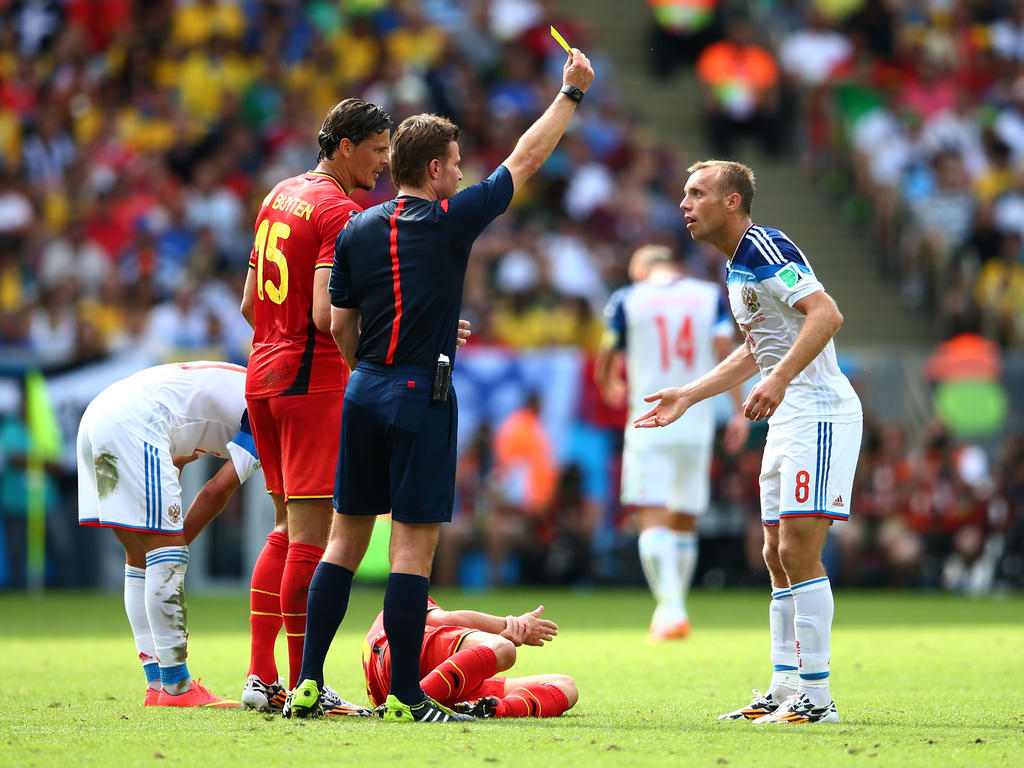 Dr. Felix Brych (m.) übersah im Spiel Belgien vs. Russland ein elfmeterwürdiges Foul