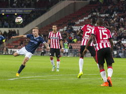 Mark Diemers schiet de bal richting het doel terwijl de PSV-verdediging kansloos toekijkt. (25-09-14)
