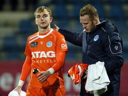 De Graafschap-doelman Hidde Jurjus (l.) wordt getroost door reservedoelman Jordy van de Kracht (r.) na afloop van FC Eindhoven - De Graafschap. (12-12-2014)