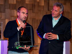 Damiën Hertog neemt op het gala van de Rinus Michels Award het woord, als de jeugdopleiding van Feyenoord verkozen is tot beste jeugdopleiding in Nederland. (09-05-2014)