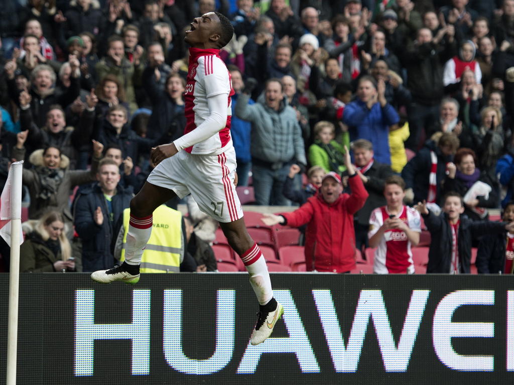 Riechedly Bazoer gaat helemaal uit zijn dak als hij Ajax in de Eredivisie weer op een voorsprong heeft gezet tegen FC Twente: 2-1. (15-02-2015) Riechedly Bazoer gaat helemaal uit zijn dak als hij Ajax in de Eredivisie weer op een voorsprong heeft gezet tegen FC Twente: 2-1. (15-02-2015)