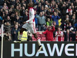 Riechedly Bazoer gaat helemaal uit zijn dak als hij Ajax in de Eredivisie weer op een voorsprong heeft gezet tegen FC Twente: 2-1. (15-02-2015)