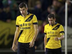 Menno Koch (l.) en Dirk Marcellis lopen teleurgesteld van het veld in Breda na de nipte nederlaag tegen Vitesse. (07-02-2015)