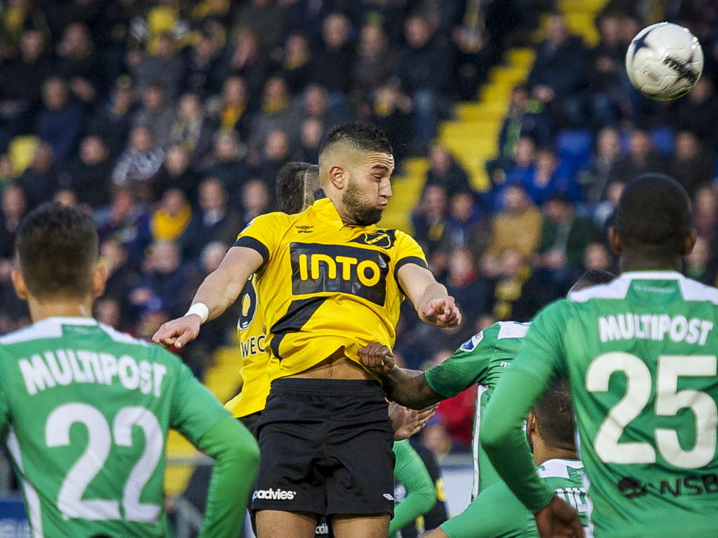 Adnane Tighadouini (m.) kopt in een wirwar van spelers richting het doel van FC Dordrecht. (11-04-2015) Adnane Tighadouini (m.) kopt in een wirwar van spelers richting het doel van FC Dordrecht. (11-04-2015)