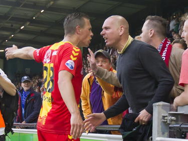 Wesley Verhoek heeft het na afloop van het play-offduel De Graafschap - Go Ahead Eagles aan de stok met een supporter. (22-05-2015)