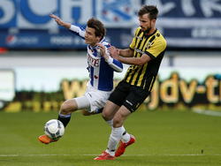 Davy Pröpper (r.) trekt Marten de Roon (l.) onderuit tijdens het play-offduel sc Heerenveen - Vitesse. (28-05-2015)