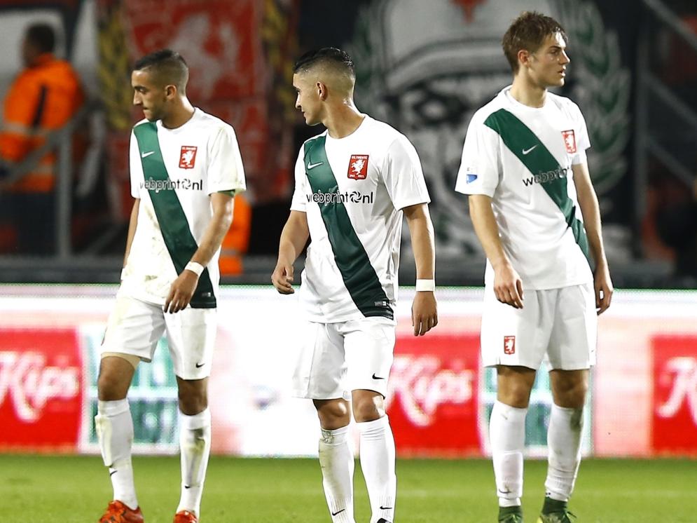 FC Twente, met onder andere Hakim Ziyech (l.), baalt na de tweede tegentreffer tijdens het competitieduel FC Twente - sc Heerenveen. (07-11-2015) FC Twente, met onder andere Hakim Ziyech (l.), baalt na de tweede tegentreffer tijdens het competitieduel FC Twente - sc Heerenveen. (07-11-2015)