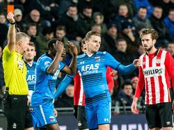 Scheidsrechter Richard Liesveld geeft Derrick Luckassen (l.) een rode kaart. De verdediger van AZ zou een slaande beweging hebben gemaakt richting PSV-spits Luuk de Jong. (29-11-2015)