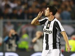 De aanvaller van Juventus heeft die in blessuretijd de beslissende goal gescoord tegen AC Milan in de finale van de Coppa Italia. (21-05-2016)