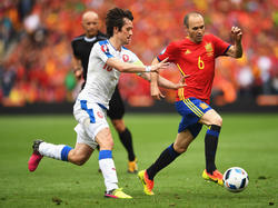 Iniesta conduce el balón ante Rosický en el debut de España en la Eurocopa. (Foto: Getty)