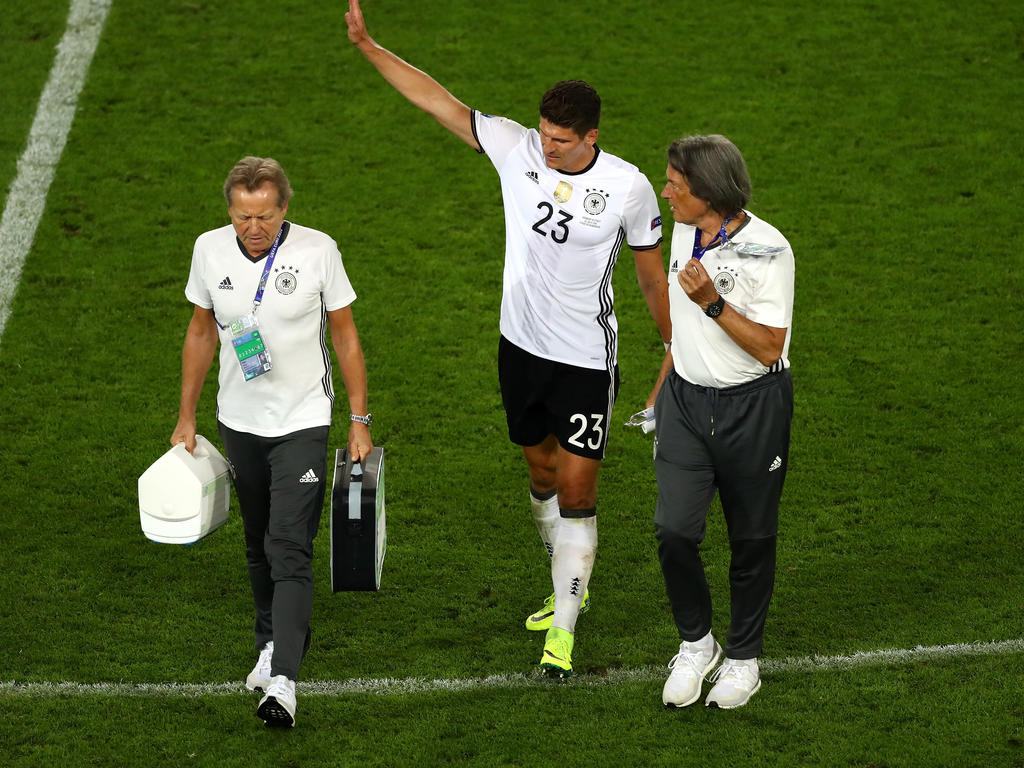 Mario Gomez spornt seine Mitspieler an, nachdem er gegen Italien ausgeschieden war Mario Gomez spornt seine Mitspieler an, nachdem er gegen Italien ausgeschieden war