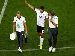 Mario Gomez spornt seine Mitspieler an, nachdem er gegen Italien ausgeschieden war