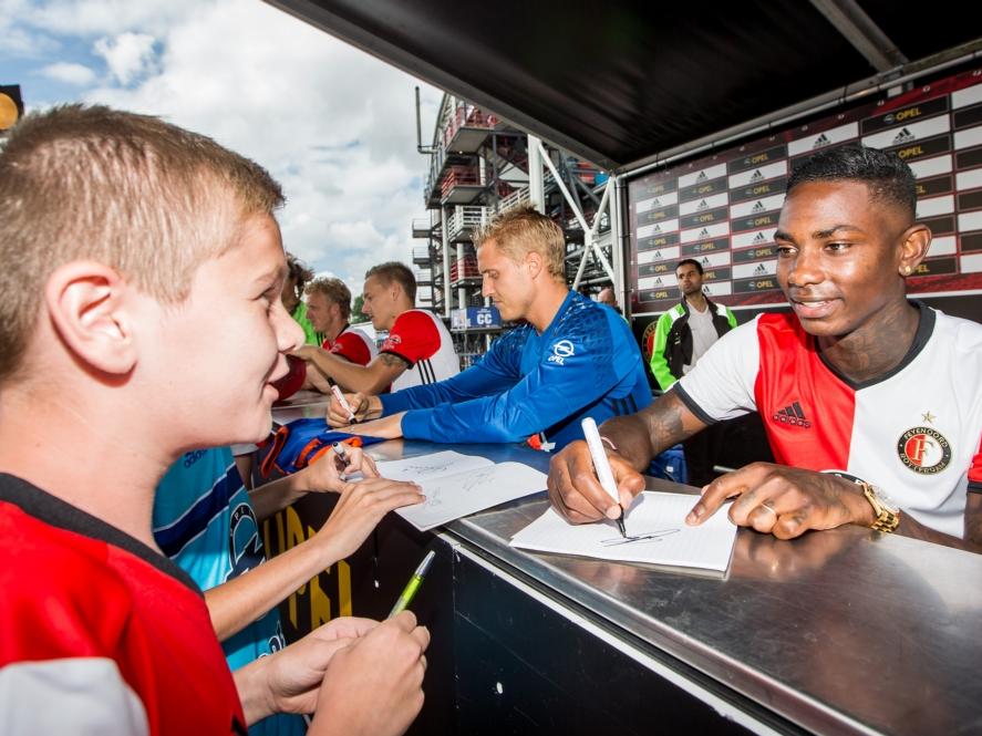 Eljero Elia is populair onder fans op de Open Dag van Feyenoord. Hier zet de buitenspeler een handtekening voor een jonge supporter. (17-07-2016)