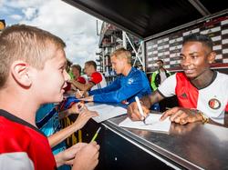 Eljero Elia is populair onder fans op de Open Dag van Feyenoord. Hier zet de buitenspeler een handtekening voor een jonge supporter. (17-07-2016)