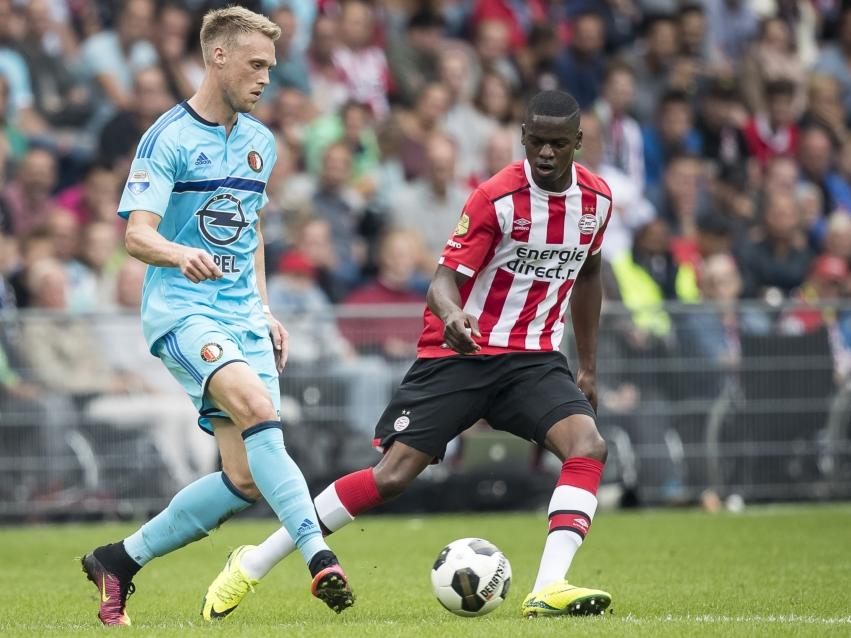 Terwijl Nicolas Isimat-Mirin (r.) hem onder druk zet, passt Nicolai Jørgensen (l.) de banaar voren tijdens de topper tussen PSV en Feyenoord. (18-09-2016)