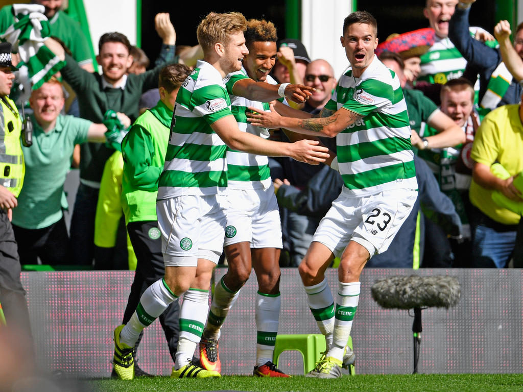 De spelers van Celtic vieren de 2-0 voorsprong in de westrijd tegen aartsrivaal Rangers FC. (10-09-16).