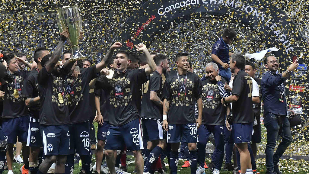 Los jugadores de Monterrey celebran el título levantando la copa. (Foto: Getty)