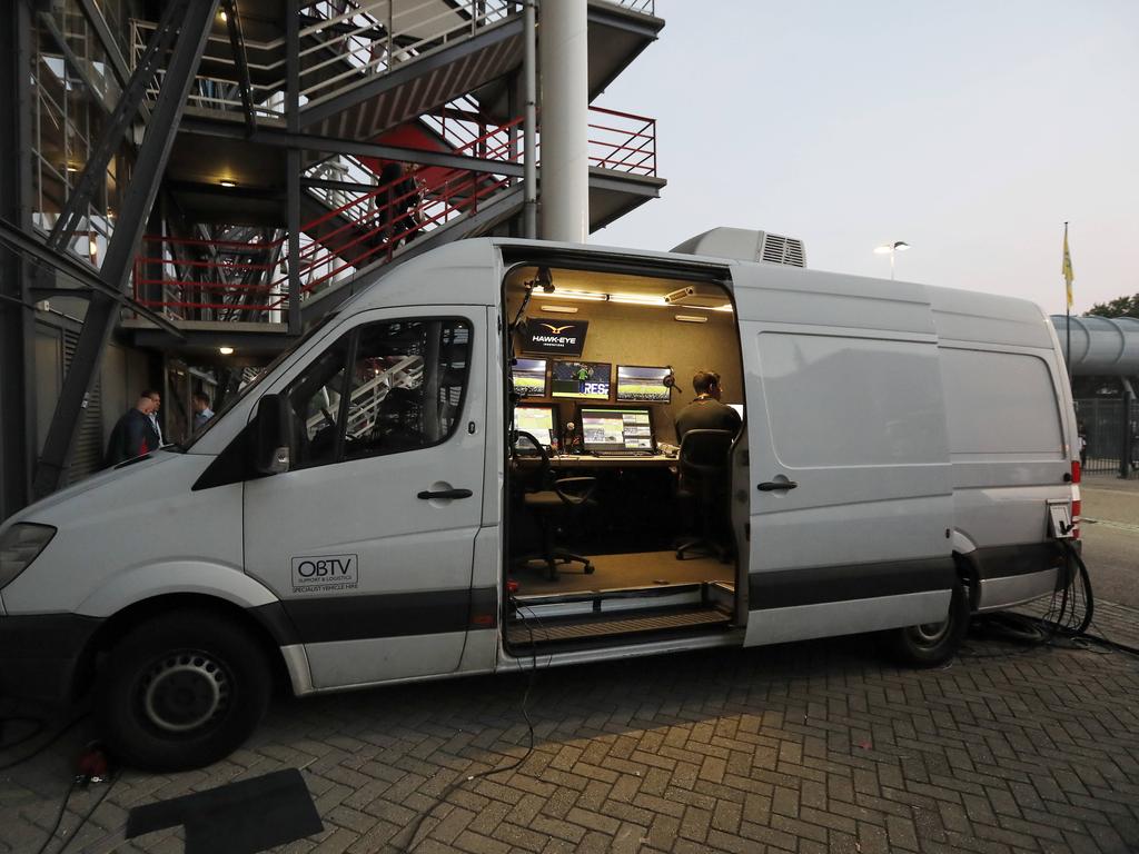 Vlak naast De Kuip staat de videowagen klaar voor de wedstrijd Feyenoord - FC Oss. In dit busje zit straks een extra scheidsrechter, die aan de hand van beelden kan ingrijpen tijdens het bekerduel. (22-09-2016)
