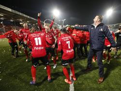 De spelers van Helmond Sport vieren feest: de Brabanders zijn verzekerd van een plek in de play-offs. (09-12-2016)