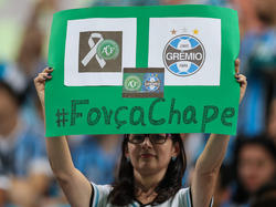 Una aficionada muestra un cartel de apoyo al conjunto de Chapecó. (Foto: Getty)