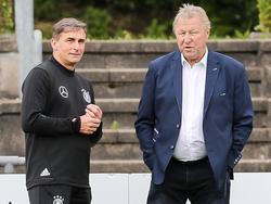 Horst Hrubesch (r.) lobt Nachfolger Stefan Kuntz