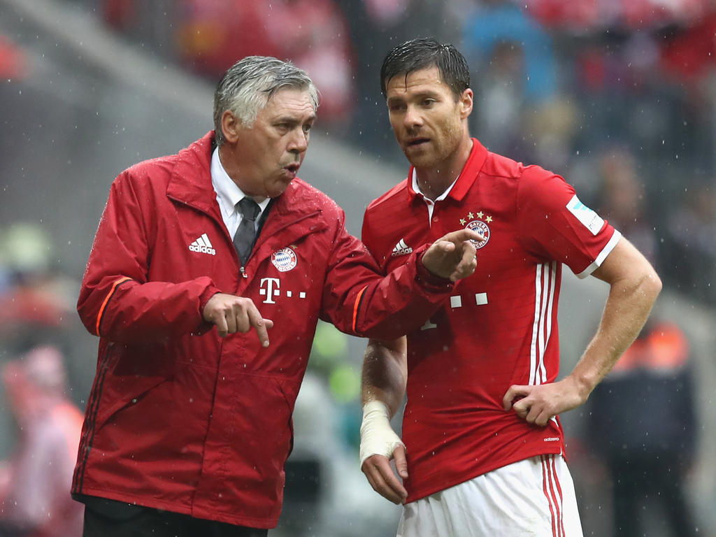 Ein Bild aus vergangenen Tagen: Carlo Ancelotti (l.) und Xabi Alonso beim FC Bayern München