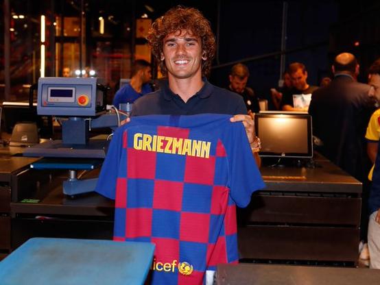 Griezmann posa con su nueva camiseta.