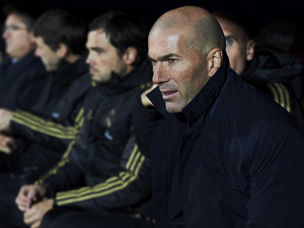 Zidane en el banquillo de Ipurua.