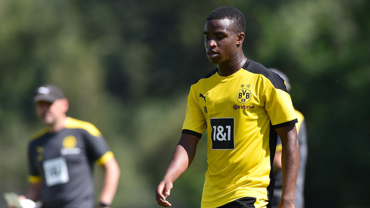 BVB-Juwel Youssoufa Moukoko holte sich Rat bei Donis Avdijaj BVB-Juwel Youssoufa Moukoko holte sich Rat bei Donis Avdijaj