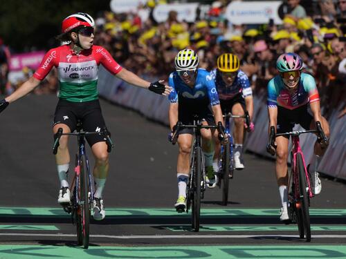 Radsportlerinnen um die Deutsche Liane Lippert (2.v.l) bei der Tour de France