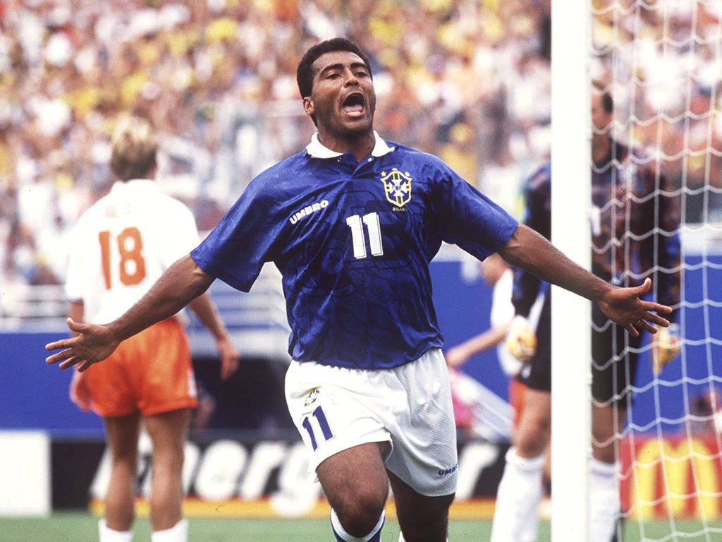 Romário erzielt gegen die Niederlande eines seiner fünf Tore bei der WM 1994