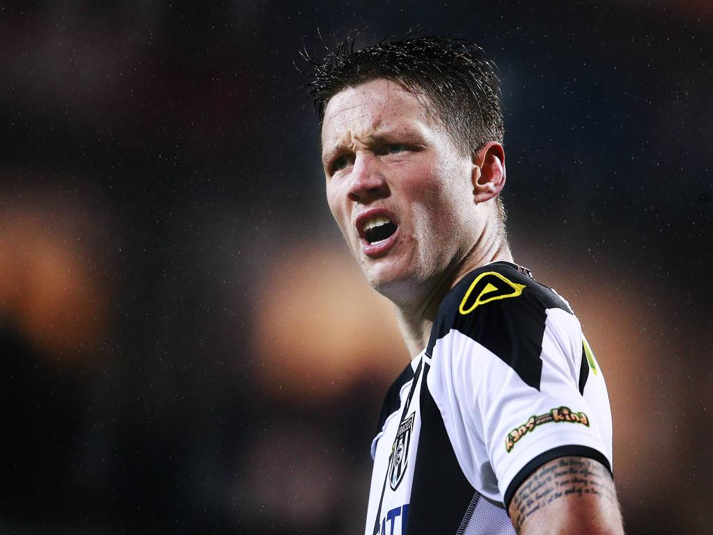Wout Weghorst kijkt de scheidsrechter vol verbazing aan. De lange spits denkt dat hij een vrije trap krijgt, maar de arbiter beslist anders. (16-12-2015) Wout Weghorst kijkt de scheidsrechter vol verbazing aan. De lange spits denkt dat hij een vrije trap krijgt, maar de arbiter beslist anders. (16-12-2015)