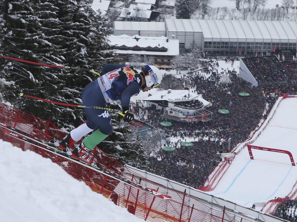 Peter Fill knallt sich auf der legendären Streif den Hang hinab.