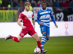 FC Utrecht-verdediger Timo Letschert passt een bal naar een teamgenoot. PEC Zwolle-middenvelder Kingsley Ehizibue kijkt van een afstandje toe. (24-01-2016)