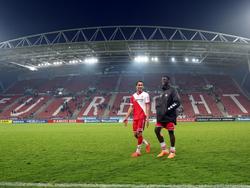 Jacob Mulenga (r.) en Adam Sarota lopen na de wedstrijd tegen SC Cambuur lachend van het veld. Door een goal van de aanvaller wint FC Utrecht met 1-0 in de eigen Galgenwaard. (02-04-2014)