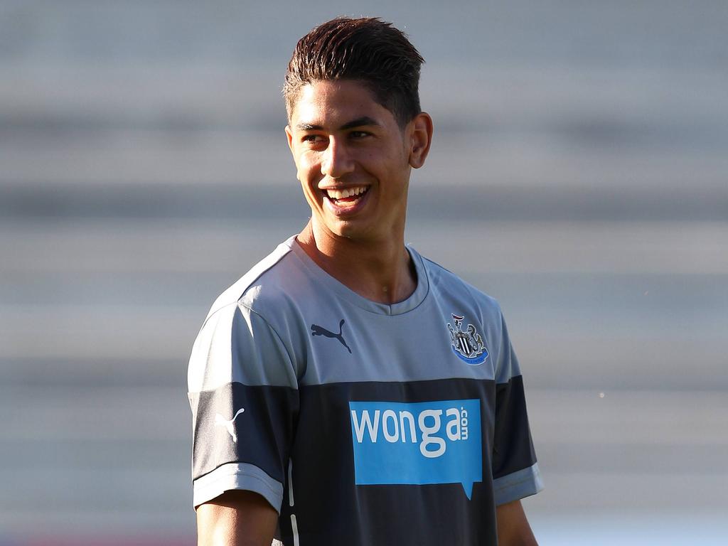 Newcastle United bereidt zich serieus voor op de oefenwedstrijd tegen Oldham Athletic, maar bij Ayoze Pérez kan er nog wel een lach van af. (15-07-2014)