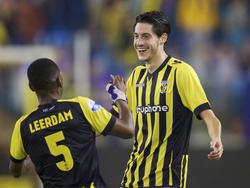 Kelvin Leerdam (l.) en Marko Vejinovic (r.) vieren doelpunt tegen ADO Den Haag. (04-10-14)