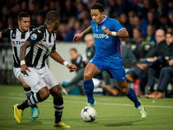 Memphis Depay (r.) probeert Milano Koenders (m.) op het verkeerde te zetten, terwijl Bryan Linssen op de achtergrond meeloopt tijdens Heracles - PSV. (09-11-2014). 