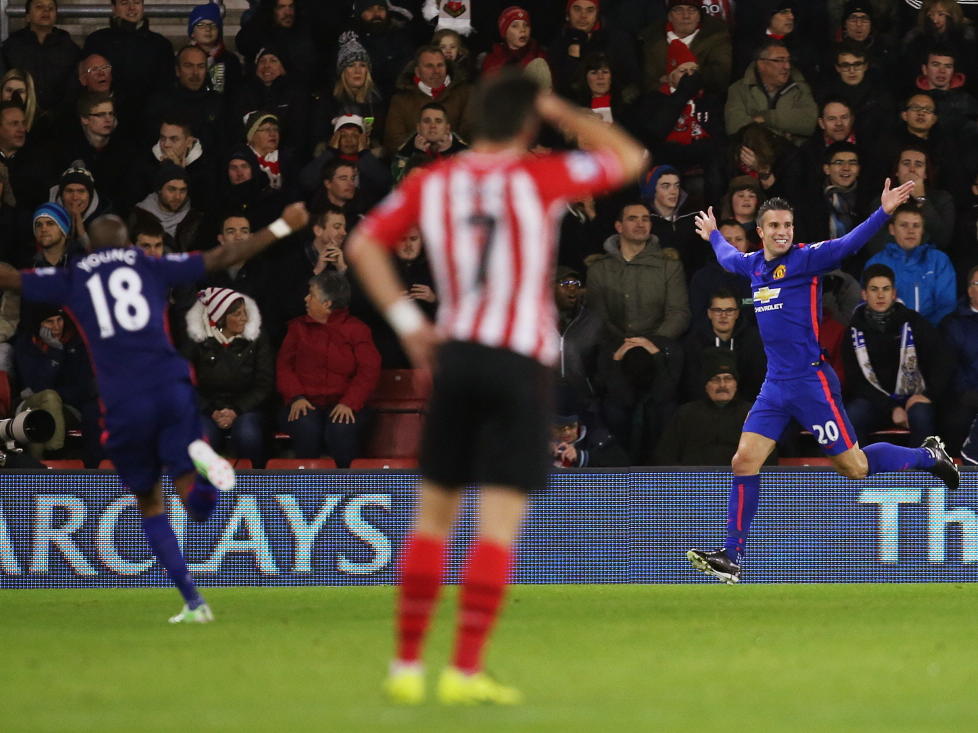 Robin van Persie (r.) viert zijn doelpunt tijdens Southampton - Manchester United. (08-12-2014).