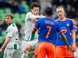 Hans Hateboer en Jean-Paul Boëtius (m.) krijgen het met elkaar aan de stop tijdens de competitiewedstrijd FC Groningen - Feyenoord. Op de achtergrond kijkt Simon Tibbling (l.) en Lex Immers (r.) naar het kleine opstootje. (26-04-2015)