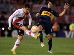 Rodrigo Mora (izq.) luchando por la pelota con Pablo Pérez en octavos de Libertadores. (Foto: Imago)