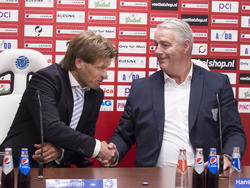 Trainers Jan Vreman (l.) en Hans de Koning (r.) schudden elkaar de hand na afloop van De Graafschap - FC Volendam. (28-05-2015)