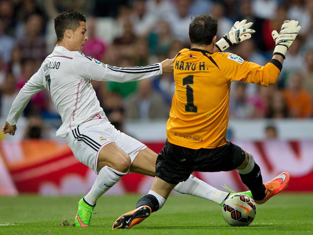 Herrera sale ante Cristiano en una acción en el Bernabéu. (Foto: Getty)