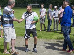 Bryan Linssen wordt begroet door een fan op de eerste training. De buitenspeler van Heracles Almelo lijkt een overstap naar FC Groningen te maken. (29-06-2015)