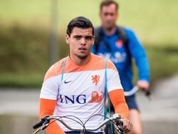 Karim Rekik gaat met de fiets naar de training van Jong Oranje. De beloften trainen voor de kwalificatiewedstrijden tegen Cyprus en Turkije. (02-09-2015)