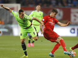 Peet Bijen (r.) neemt de bal slim mee, waardoor Arkadiusz Milik volledig mistast tijdens FC Twente - Ajax. (12-09-2015)